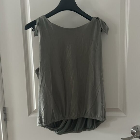 🎀HEARTLOOM large v neck wrap front sleeveless green top - Picture 8 of 9